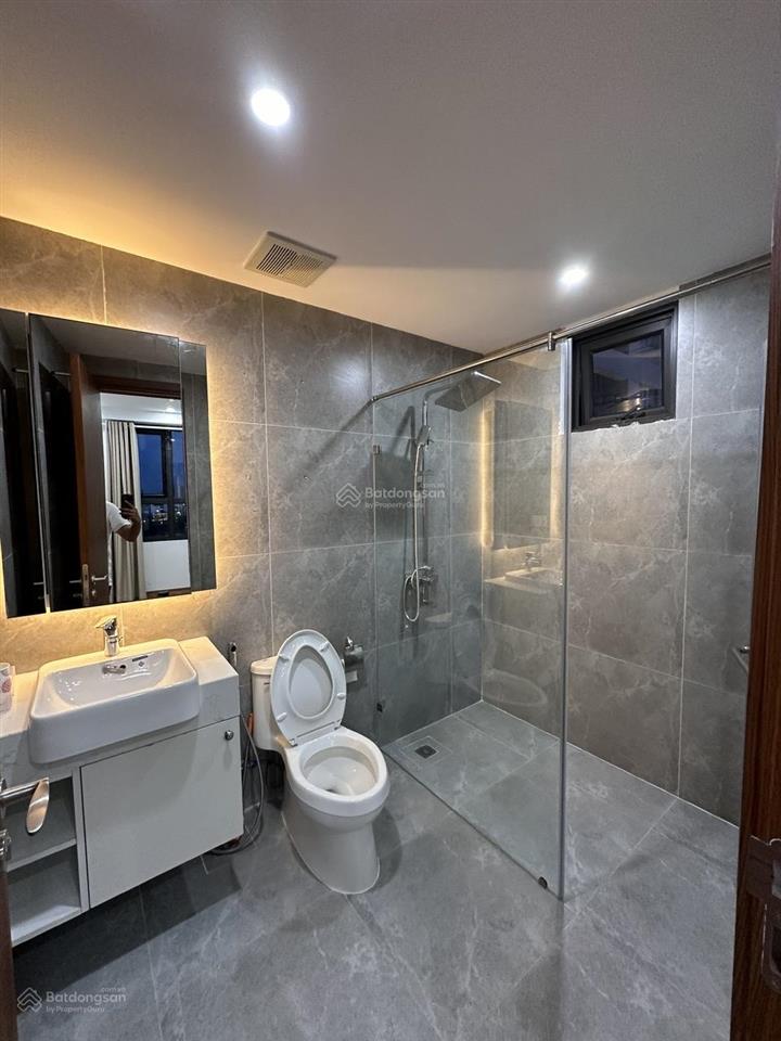 Hàng hiếm, cho thuê 3 ngủ 2 vệ sinh đồ cơ bản tại d'capitale. giá 24tr/tháng. toà vip