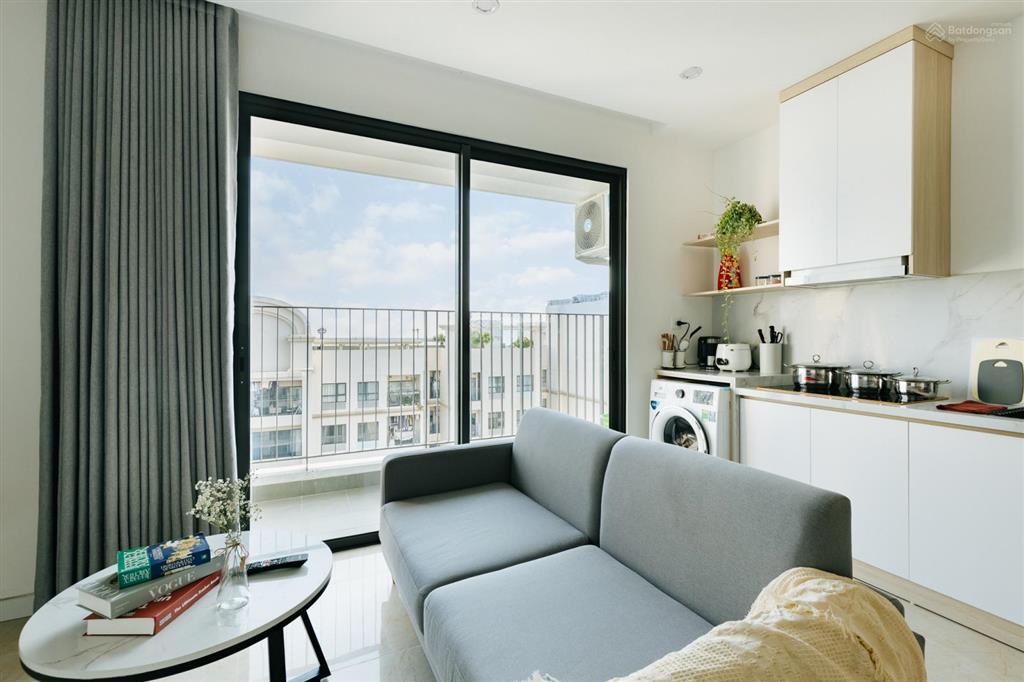Cho thuê căn hộ studio view hồ đẹp. giá 15tr/tháng. toà c2, view chanh sả tại d'capitale
