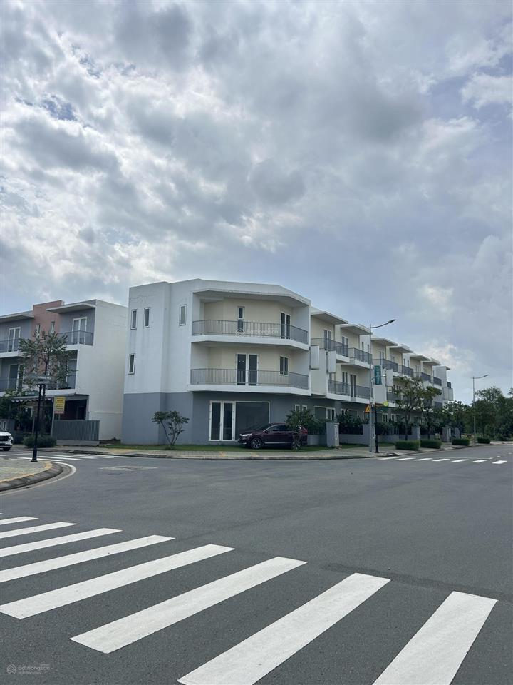 Bán căn góc 2 mặt tiền villas 120m2 chỉ 9 tỷ view hồ