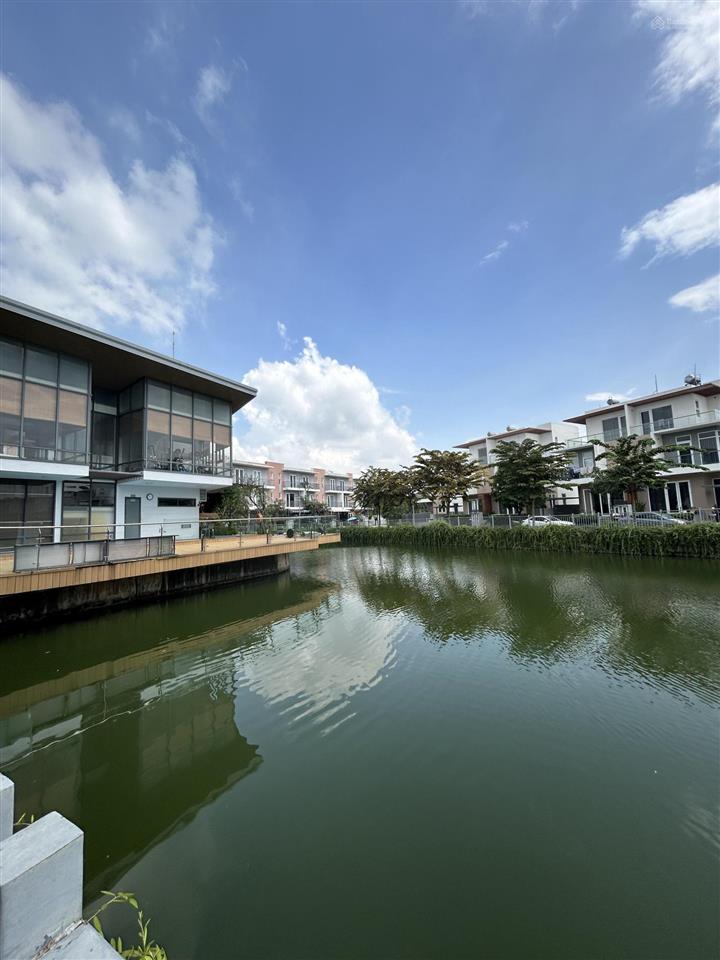 Bán căn góc 2 mặt tiền villas 120m2 chỉ 9 tỷ view hồ