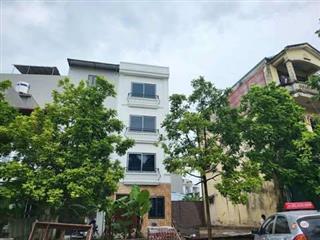 Đại cát ô tô 7 chỗ đỗ cửa, trước nhà. Sân chơi rộng đỗ nhiều ô tô, sân chơi rộng tập thể