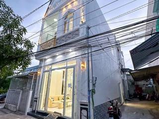Nhà trệt lầu kiến trúc tân cổ điển mới hoàn thiện  có chỗ đậu ô tô 7 chỗ  gần đại học y dược