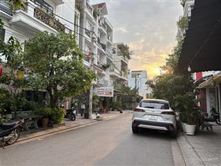 Đường 8m thông  mặt tiền kinh doanh  4,5 x 15m  5 tầng  nguyễn văn khối  cv làng hoa