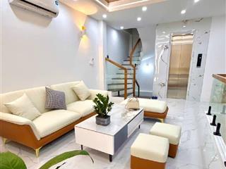 Thiên nga giữa lòng miêu nha, gần xuân phương thang máy vi vu