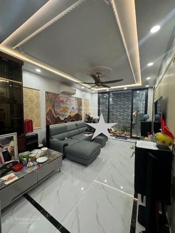 Bán nhà hvtc 52m, dân xây kiên cố 5 tầng thang máy, ngõ nông rộng, 30m ra ô tô tránh, hơn 10 tỷ.