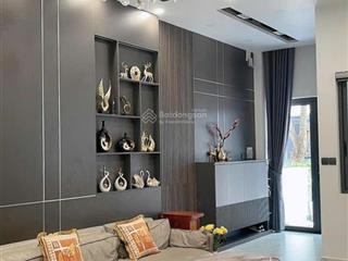Chuyển nhượng căn nhà phố view trực diện công viên  hồ bơi, full nội thất chỉ 7,x tỷ