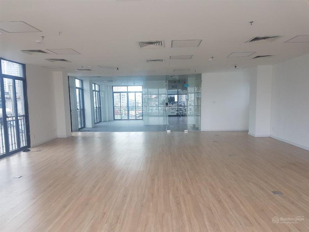 Cho thuê văn phòng 230m2/sàn giá 22tr tại phố đội cấn làm vp, spa...