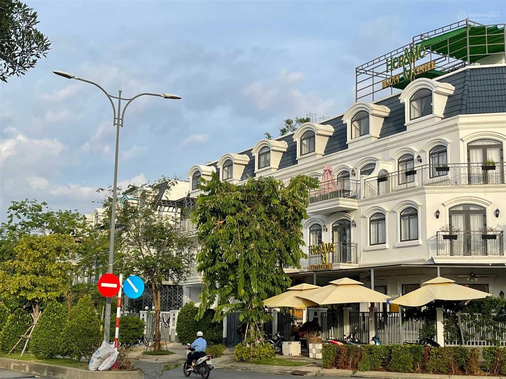 Lakeview city 5x20 vị trí đẹp view hồ, đường 25m hoàn thiện nội thất giá 23.8 tỷ.  0909 483 ***