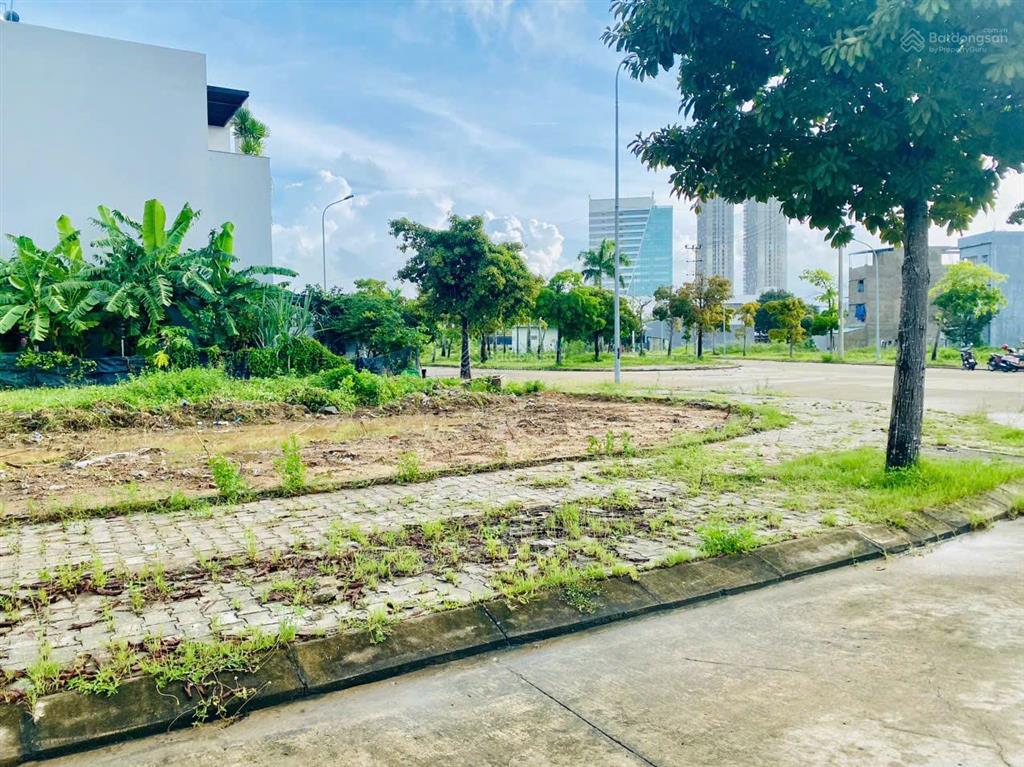 Bán lô gốc 2 đường 10m5 dự án golden hills city giá 7 tỷ, 147.3m2,  qúy 0905 959 ***