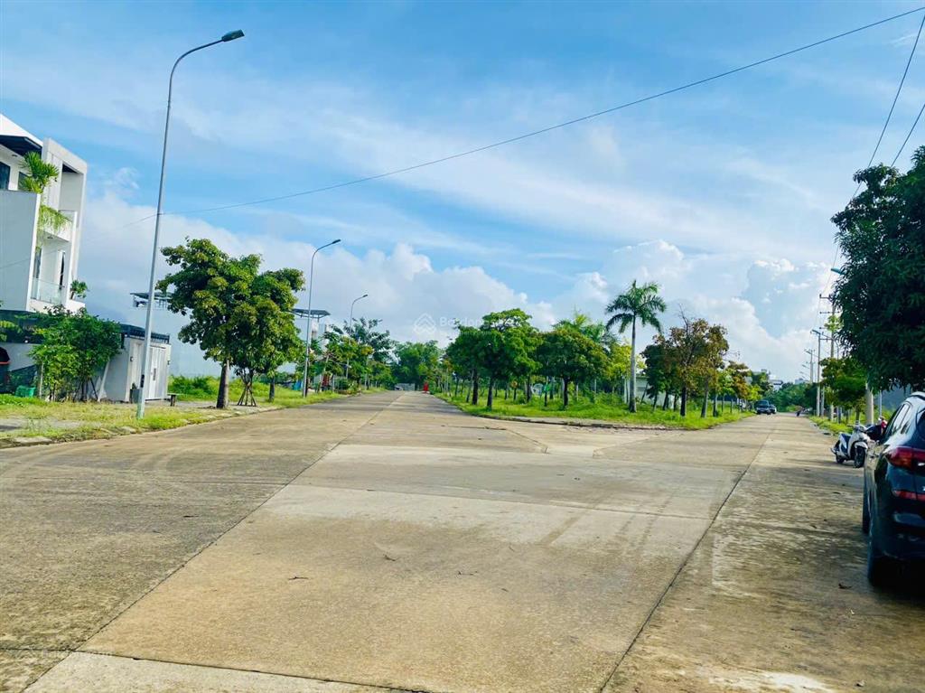 Bán lô gốc 2 đường 10m5 dự án golden hills city giá 7 tỷ, 147.3m2,  qúy 0905 959 ***