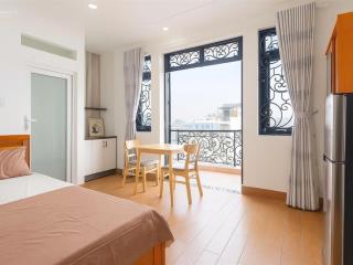 Studio 27m2 full nội thất, ban công rộng rãi, vị trí trung tâm quận 7 giá thuê siêu hấp dẫn