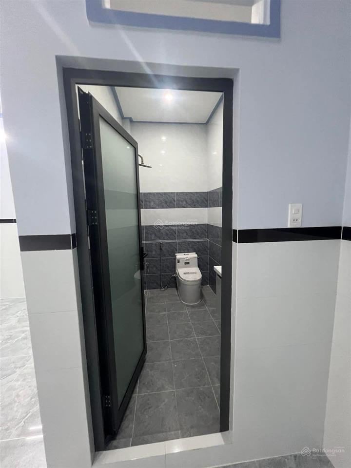 Nhà ở đường 18b, ngay chợ bình chánh  sổ hồng riêng thổ cư 100m2