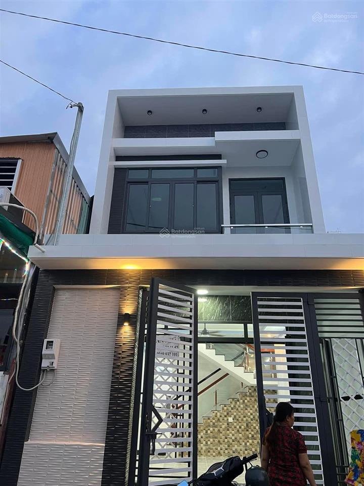 Nhà ở đường 18b, ngay chợ bình chánh  sổ hồng riêng thổ cư 100m2