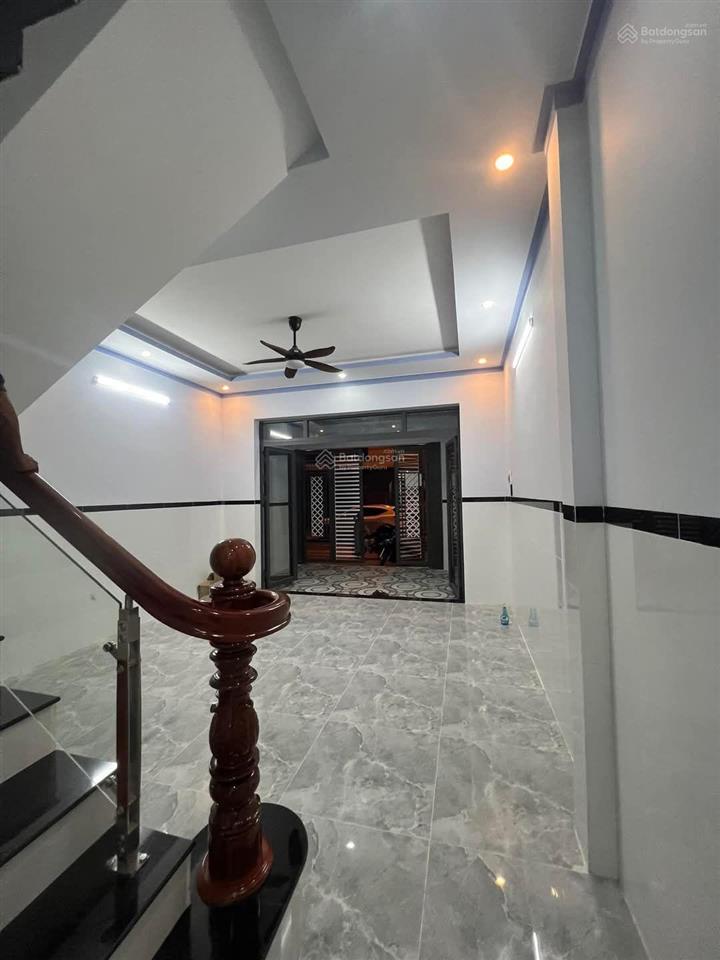 Nhà ở đường 18b, ngay chợ bình chánh  sổ hồng riêng thổ cư 100m2