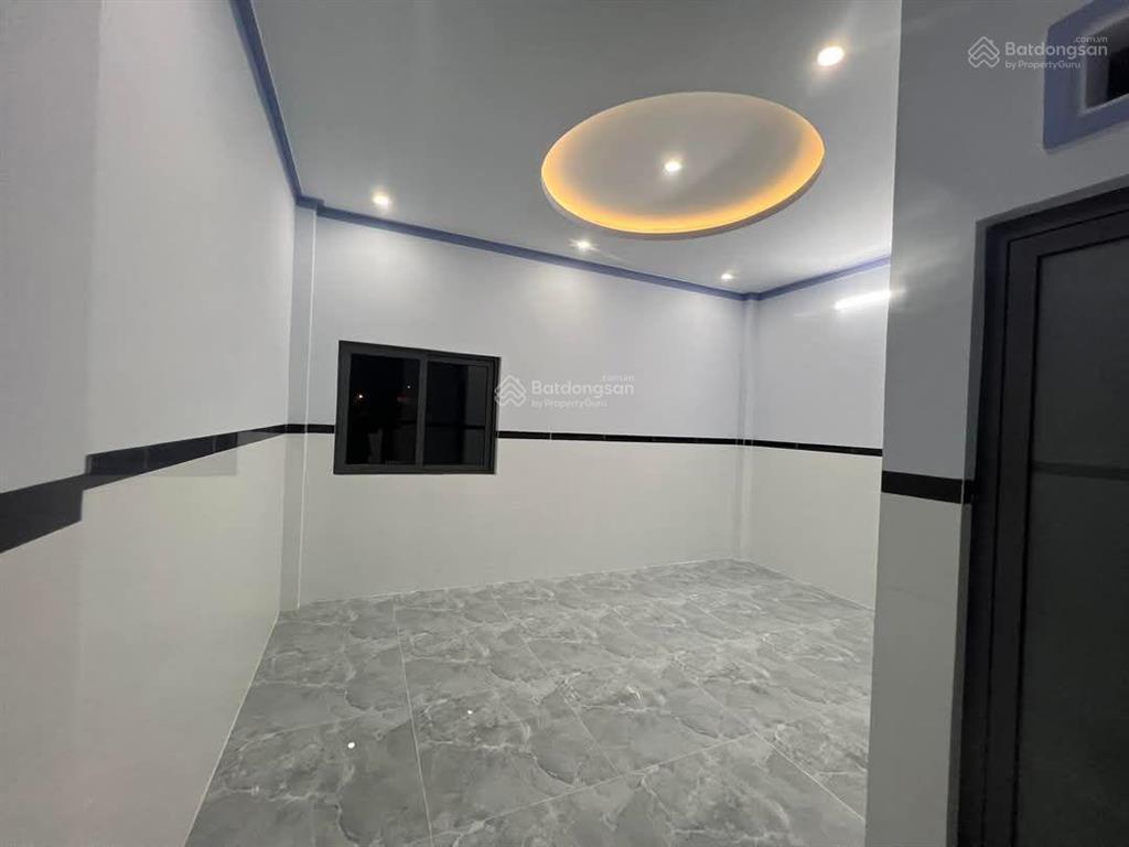 Nhà ở đường 18b, ngay chợ bình chánh  sổ hồng riêng thổ cư 100m2