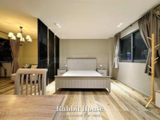 Cho thuê căn hộ ban công đầy đủ nội thất đường lê lai quận 1