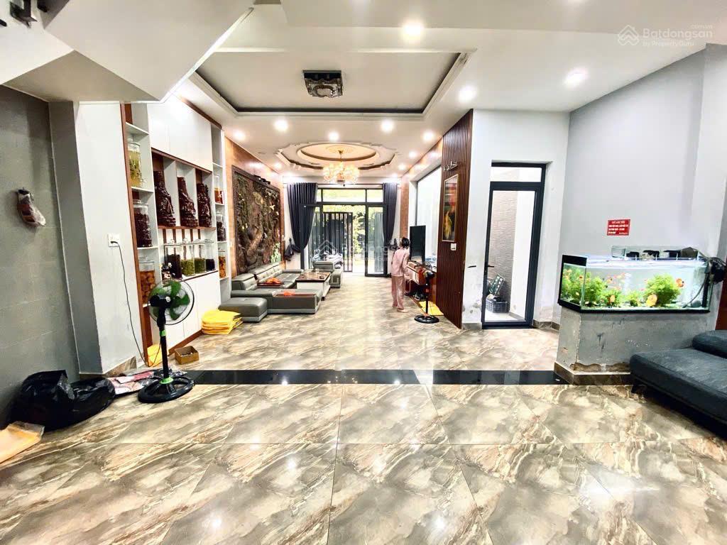 Nhà siêu đẹp diện tích khủng chủ nhiệt bán giá 11.4 tỷ