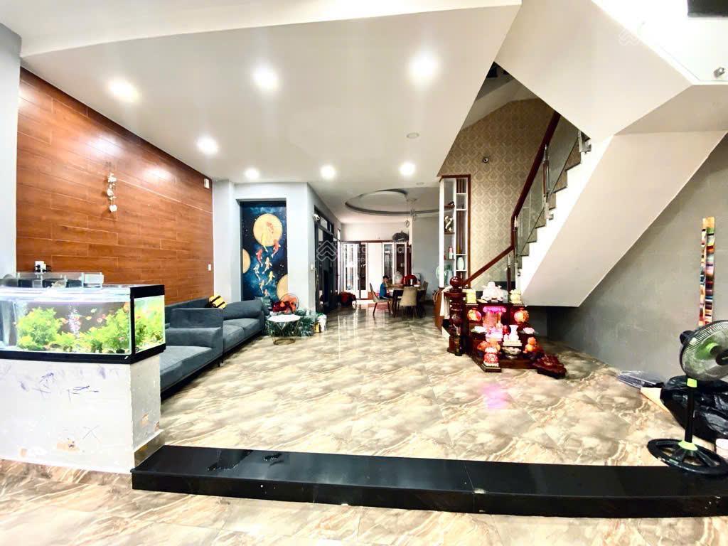 Nhà siêu đẹp diện tích khủng chủ nhiệt bán giá 11.4 tỷ