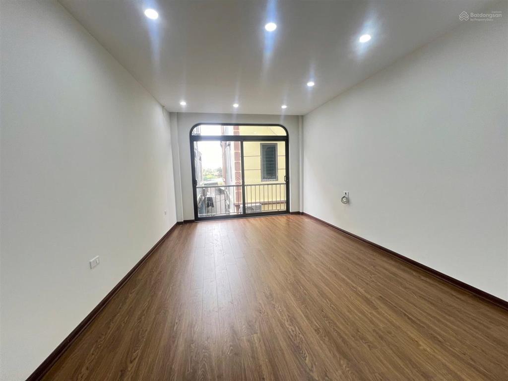 Nhà đẹp phân lô, cách ôtô 10m, trung tâm thạch bàn, long biên, khu dân trí cao. 34m giá chỉ 6.98 tỷ