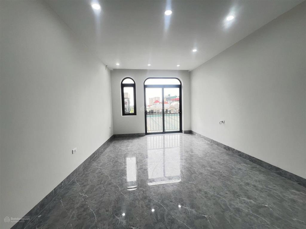 Nhà đẹp phân lô, cách ôtô 10m, trung tâm thạch bàn, long biên, khu dân trí cao. 34m giá chỉ 6.98 tỷ