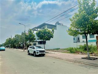 Định cư nước ngoài  bán lô 230m2 giá 4tỷ5 ngay mt trường chính đối diện công viên, đất ođt. có sổ