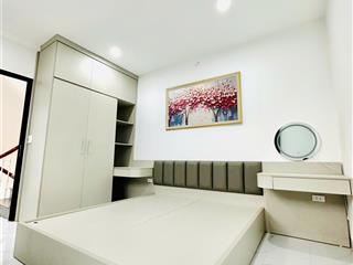 3 tầng, 3 phòng ngủ, 3 nhà vệ sinh, 1 phòng khách, 1 phòng thờ, 1 sân phơi, đầy đủ nội thất