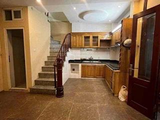 Bán gấp nhà khâm thiên, dt 28m2 x 5 tầng 3 pn, mt 5m cách phố 1 bước chân