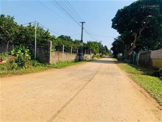 Bán đất mặt tiền , cách trục chính của xã 30 m . đường to rộng 2 xe tránh nhau , thông các ngả