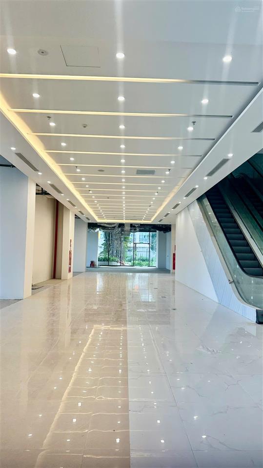 Bql cho thuê vp giá tốt tại rox tower hồ tùng mậu. dt 200m2 có thể chia nhỏ. giá thuê 200k/m2/th
