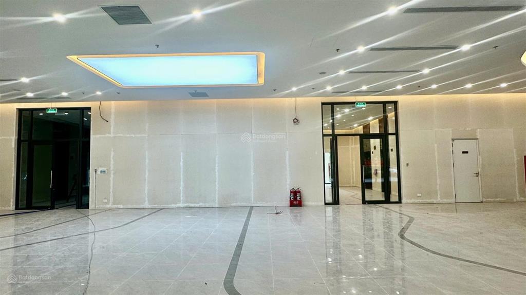 Bql cho thuê vp giá tốt tại rox tower hồ tùng mậu. dt 200m2 có thể chia nhỏ. giá thuê 200k/m2/th