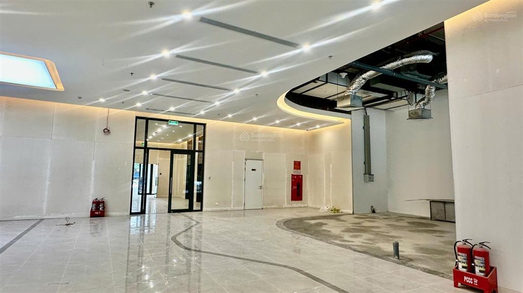 Bql cho thuê vp giá tốt tại rox tower hồ tùng mậu. dt 200m2 có thể chia nhỏ. giá thuê 200k/m2/th