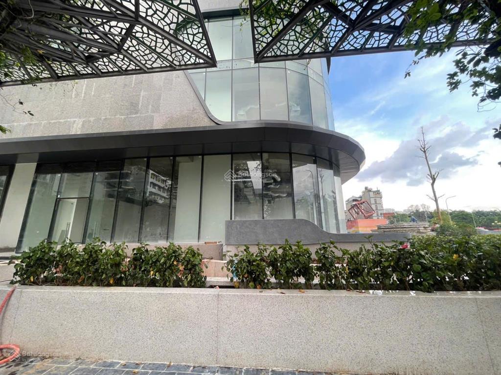 Bql cho thuê vp giá tốt tại rox tower hồ tùng mậu. dt 200m2 có thể chia nhỏ. giá thuê 200k/m2/th