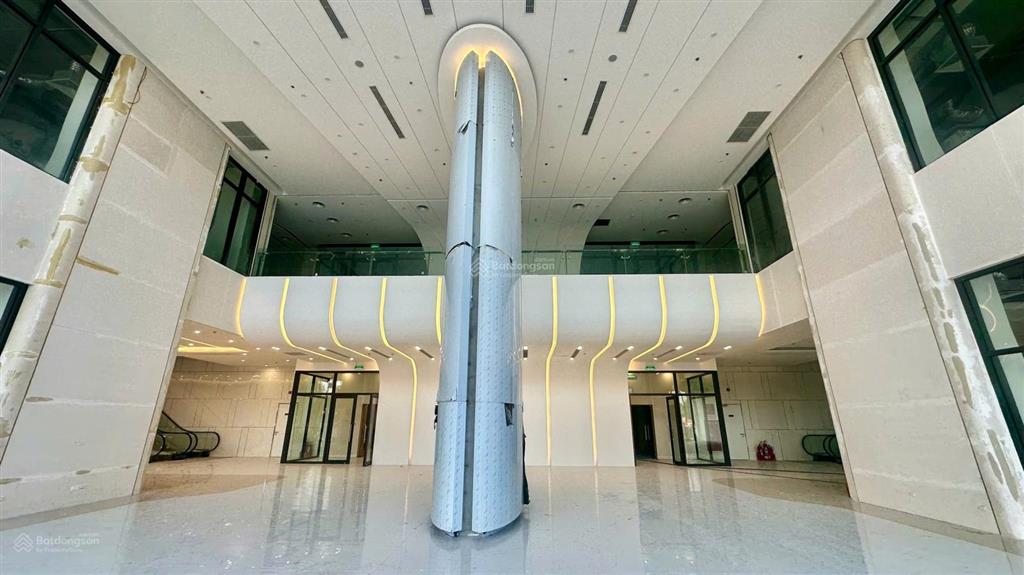 Bql cho thuê vp giá tốt tại rox tower hồ tùng mậu. dt 200m2 có thể chia nhỏ. giá thuê 200k/m2/th
