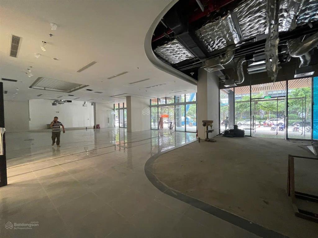 Bql cho thuê vp giá tốt tại rox tower hồ tùng mậu. dt 200m2 có thể chia nhỏ. giá thuê 200k/m2/th
