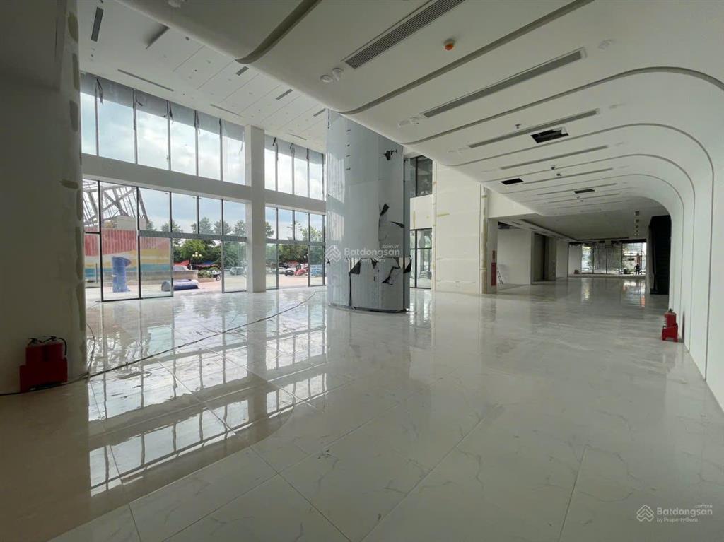Bql cho thuê vp giá tốt tại rox tower hồ tùng mậu. dt 200m2 có thể chia nhỏ. giá thuê 200k/m2/th
