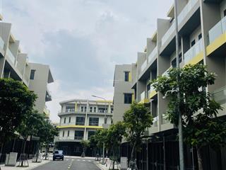 Nhà phố xây xong , có sổ hồng riêng từng căn , sở hữu lâu dài . gần làng đgqg thủ đức