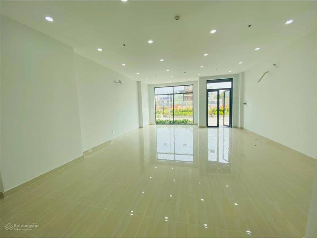 Cần bán shopphouse garden , cư dân ở 100% . dự án 1.900 căn hộ lấp đầy hết .