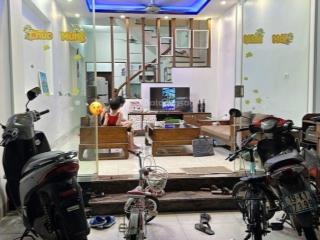 Hiếm  nhà đẹp mới xây 3 tầng tặng nội thất, ôtô đỗ cửa, ba bước ra đường ô tô tránh.