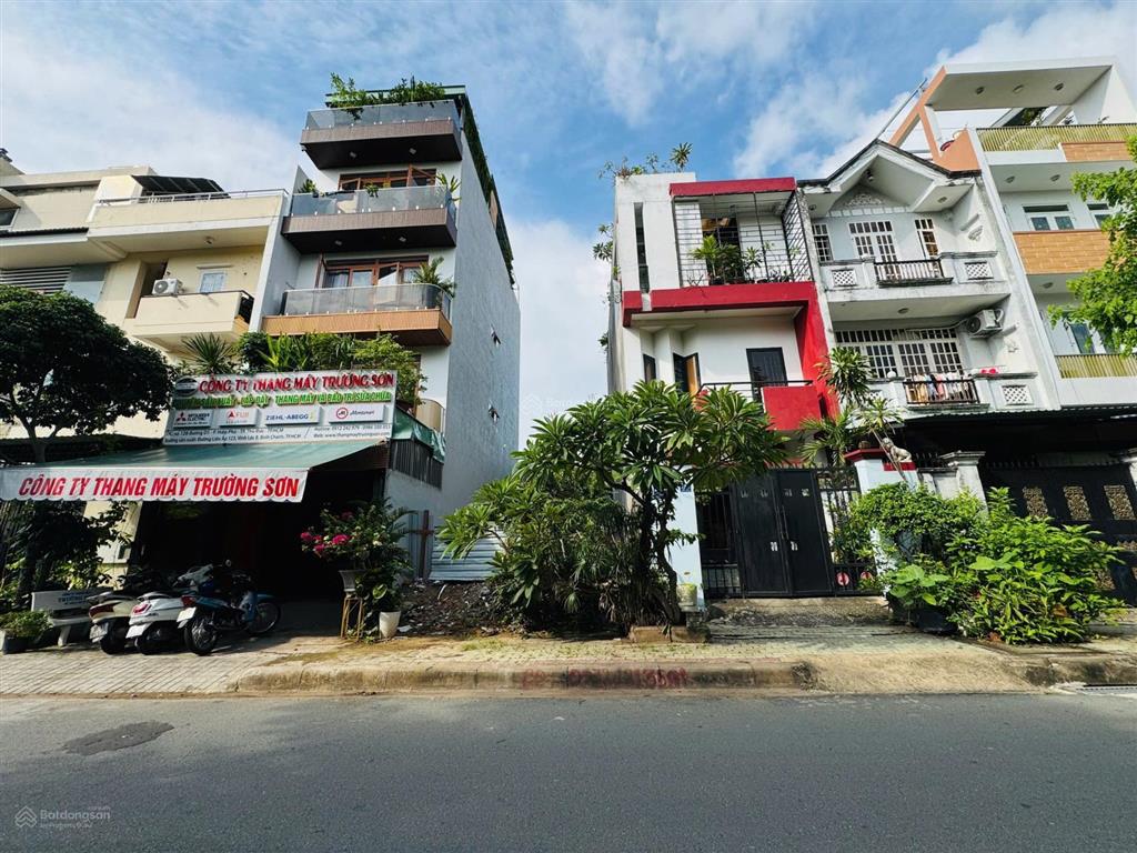 Bán đất mặt tiền đường d1 xây chdv  xây dựng được 1 hầm + 5 tầng  khai thác dòng tiền tốt