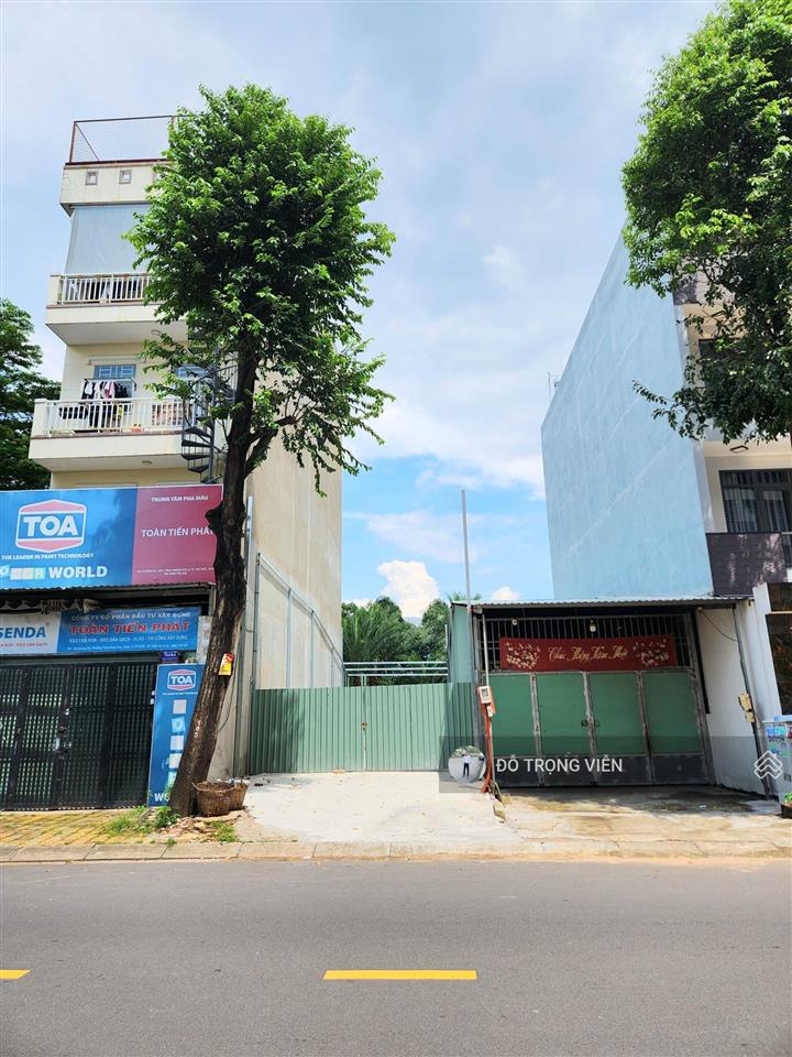 Bán đất mặt tiền đường d2  đối diện chung cư c5 c6  kinh doanh tốt  đường rộng 30m  có vỉa hè