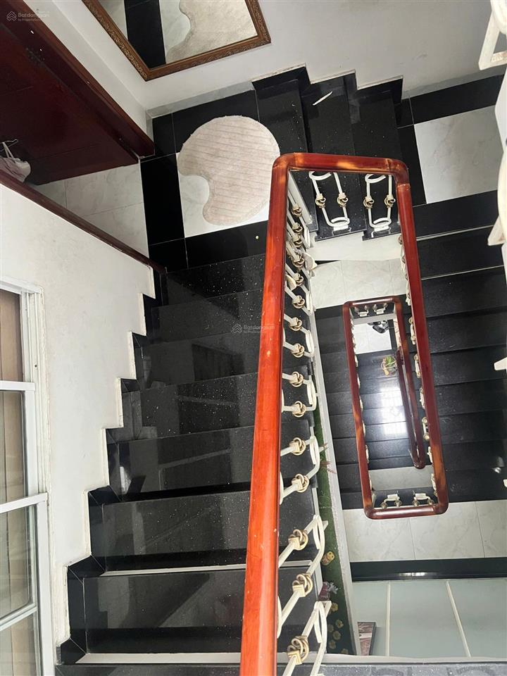 Nhà 4 tầng vị trí đắc địa  có gara đậu xe hơi  cách mặt tiền đường lê văn việt vài vài bước chân