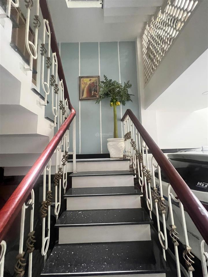 Nhà 4 tầng vị trí đắc địa  có gara đậu xe hơi  cách mặt tiền đường lê văn việt vài vài bước chân