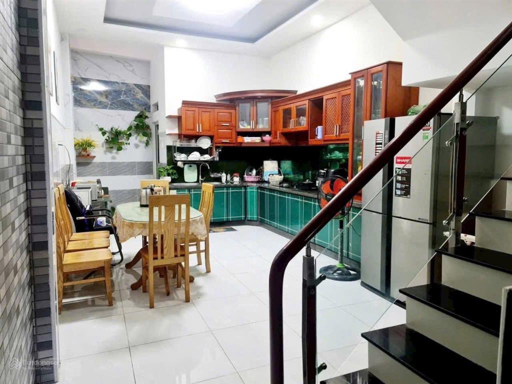 Hiếm!!! giá tốt nhất khu vực  nhà 3 tầng mặt tiền đường 102  xây dựng tâm huyết  có sân đậu oto