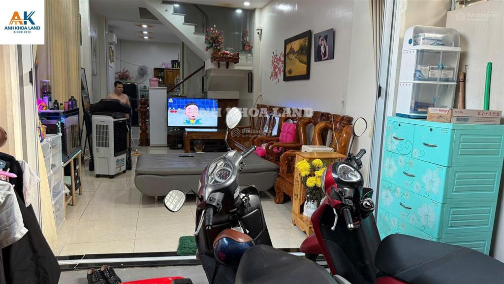 Nhà mới ở ngay đường nhánh đình phong phú  ngay vincom lê văn việt