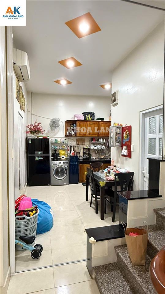 Nhà mới ở ngay đường nhánh đình phong phú  ngay vincom lê văn việt