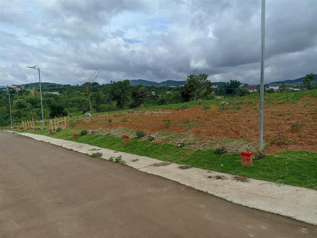 Đất đẹp 2 mặt tiền đường bê tông ven đà lạt, giá tốt