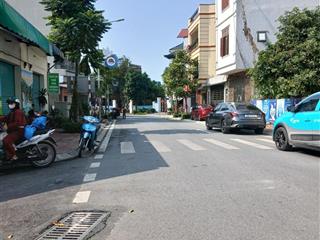 Chính chủ cần bán nhà tại phúc lợi long biên. 36m2, 5 tầng, lô góc, thang máy. giá 7,4 tỷ. sổ đỏ cc