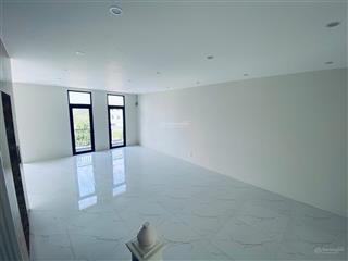 Bán nhà phố tại vinhomes quận 9 giá 29 tỷ 126m có thang máy, wc