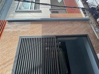 Ngà bán 4,50m x 10m đúc 1 lầu nhà mới tinh