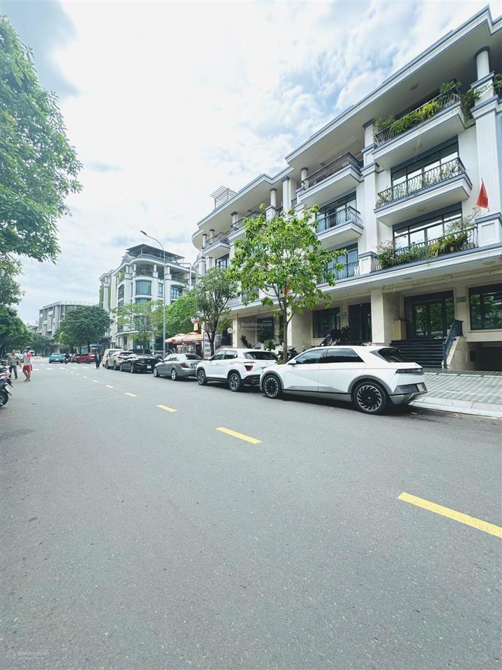 Mặt tiền đường nhựa 20m kđt vạn phúc  147m2 nhà 5 tầng thông sàn  thu 55tr  vị trí đẹp
